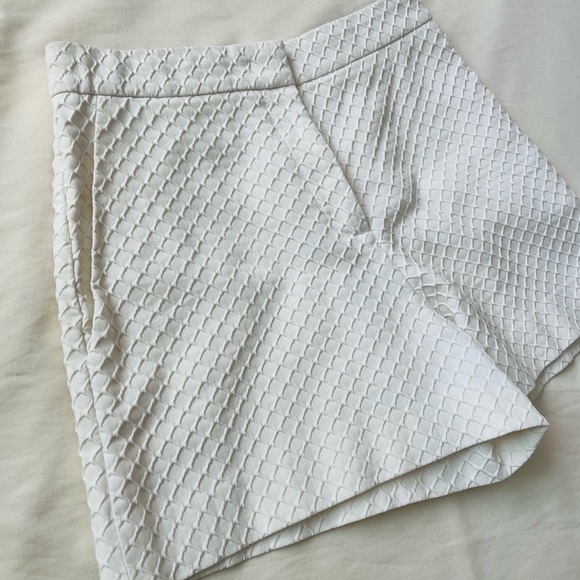 Emilio PUCCI White Textured Shorts - Picture 2 of 9